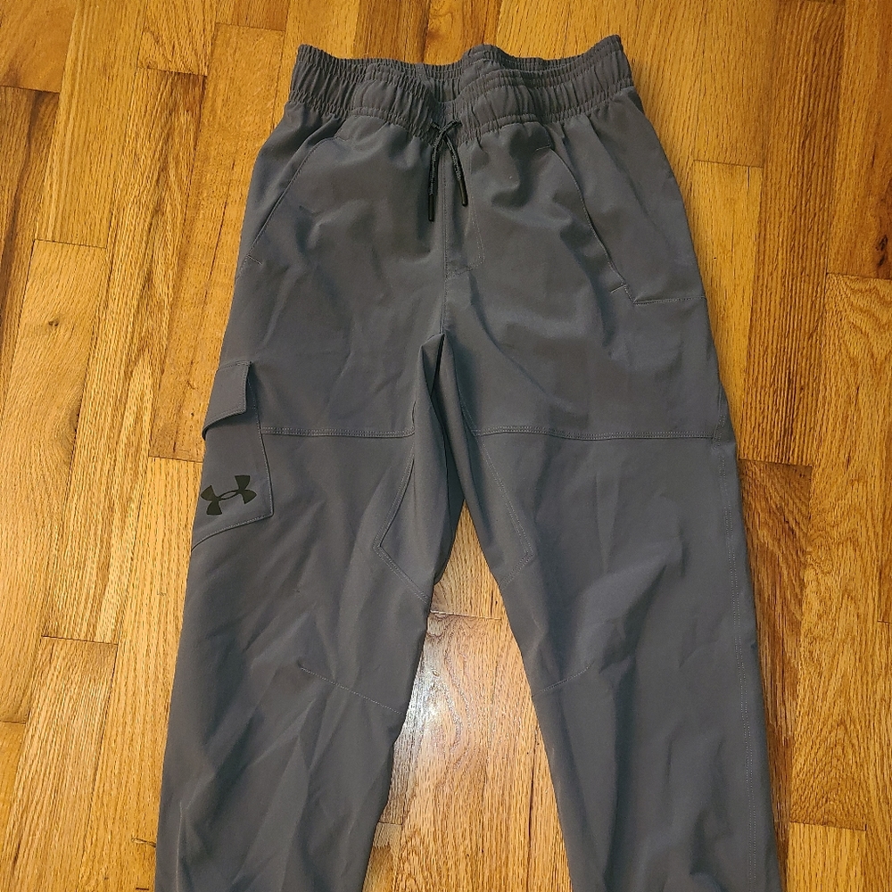 Boys Dark Grey Under Armour Youth Medium athletic pants.
